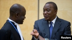​ប្រធានា​ធិបតី Uhuru Kenyatta ​នៃ​ប្រទេស​កេនយ៉ា(ស្តាំ)។