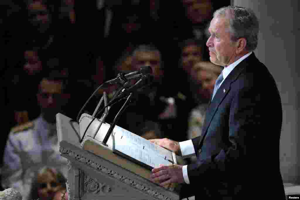 El expresidente de Estados Unidos George Bush habla en la ceremonia en honor al senador John McCain en la Catedral Nacional de Washington, el 1 de septiembre de 2018.
