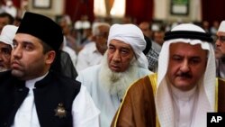 Peserta shalat Jumat gabungan Sunni-Syiah di masjid Abdul-Qadir al-Gailani, Baghdad, Irak (5/7).