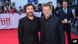 Christian Bale (izquierda) y Matt Damon asisten a un estreno de "Ford v Ferrari" en el Festival Internacional de Cine de Toronto, en Roy Thomson Hall, el 9-9-19, en Toronto, Canadá.
