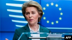 우르줄라 폰데어라이엔 EU 집행위원장이 16일 벨기에 브뤼셀에서 주요 7개국 화상회의를 마친 후 기자회견을 했다.