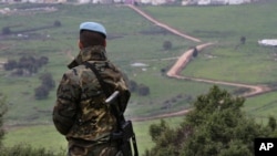 Seorang penjaga perdamaian PBB dari Spanyol melihat ke perbatasan "Garis Biru" antara Lebanon dan Israel, 24 Februari 2015. (Foto: dok)
