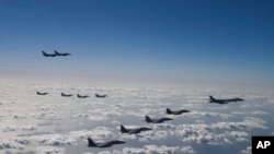 미 공군 전략폭격기 B-1B가 F-16 전투기와 한국 공군 F-15K 전투기, 일본 항공자위대 F-2 전투기의 호위를 받으며 3일 연합 공중훈련을 하고 있다.