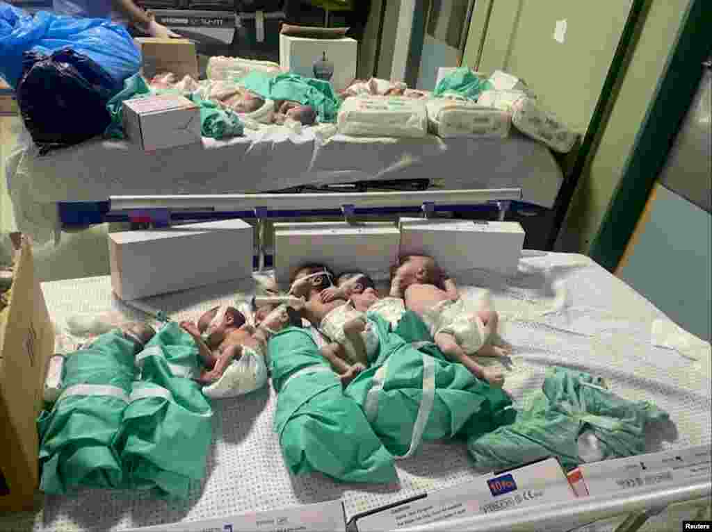 Watoto wachanga walozaliwa kabla ya muda wametolewa katika vyombo maalum vya kuwasaidia kupumua na kupata joto katika hospitali ya Al Shifa, Gaza baada ya kukatwa kwa umeme.