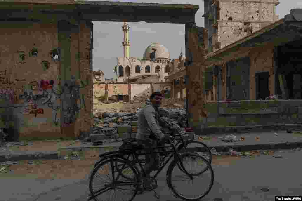 No place was spared during the years of battles between rebel forces and Assad’s army. Even Yarmuk’s mosques were destroyed.