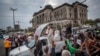 Le pape Francis salue les spectateurs après une réunion à la cathédrale de l'Immaculée Conception dans la capitale Maputo, au Mozambique, le 5 septembre 2019.