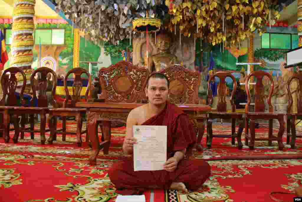 ព្រះ​តេជគុណ​ ថាច់​ ហា​ សំអាង ព្រះ​ចៅ​អធិការ​ស្តី​ទី​វត្ត​សាមគ្គីរង្សី​ កាន់​លិខិត​ចុះ​ត្រួត​ពិនិត្យ​រដ្ឋបាល​វត្ត​សាមគ្គីរង្សី កាល​ពី​ថ្ងៃ​ទី​៥ ខែ​កុម្ភៈ ឆ្នាំ​២០១៥។​ (នូវ ពៅលក្ខិណា/VOA)