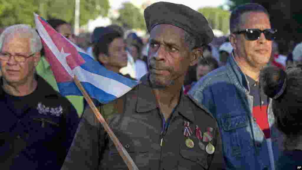 Ernesto Borbon, antigo combatente da guerra civil em Angola, presta homenagem a Fidel Castro na Praça da Revolução em Havana, Cuba, 28 Nov 2016 