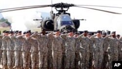 Soldados estadounidenses durante una ceremonia en la base militar estadounidense en Wiesbaden, Alemania, el 31 de mayo de 2011.