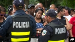 Migrantes cubanos protestan demandando a Nicaragua acceso para continuar con su viaje rumbo a EE.UU. mientras se encuentran en Peñas Blancas, Costa Rica.
