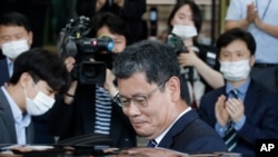 Menteri Unifikasi Korea Selatan, Kim Yeon-chul meninggalkan kompleks kantor pemerintah di Seoul, Korea Selatan, 19 Juni 2020. 