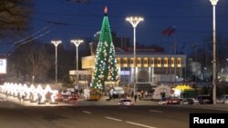 Božićno drvce na trgu u Tiraspolju, u Moldavskoj otcijepljenoj regiji Transdnjestrovlja, 3. januara 2025. Region, kojem je prekinuta isporuka ruskog gasa, ima zatvorene fabrike, ograničeno centralno grijanje i nametnuto isključenje struje.