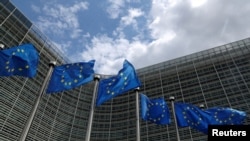 ARHIVA: Zastave Evropske unije ispred sedišta Evropske komisije u Briselu. 