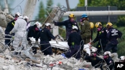 Spasioci izvlače posmrtne ostatke žrtava iz ruševina