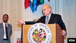 El secretario general de la OEA, José Miguel Insulza presentó un informe verbal sobre su viaje a Ecuador tras la crisis.