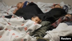 Los niños y jóvenes detenidos en la frontera permanecen en custodia de las autoridades de inmigración en Brownsville y Nogales, Arizona mientras procesan sus traslados a albergues.
