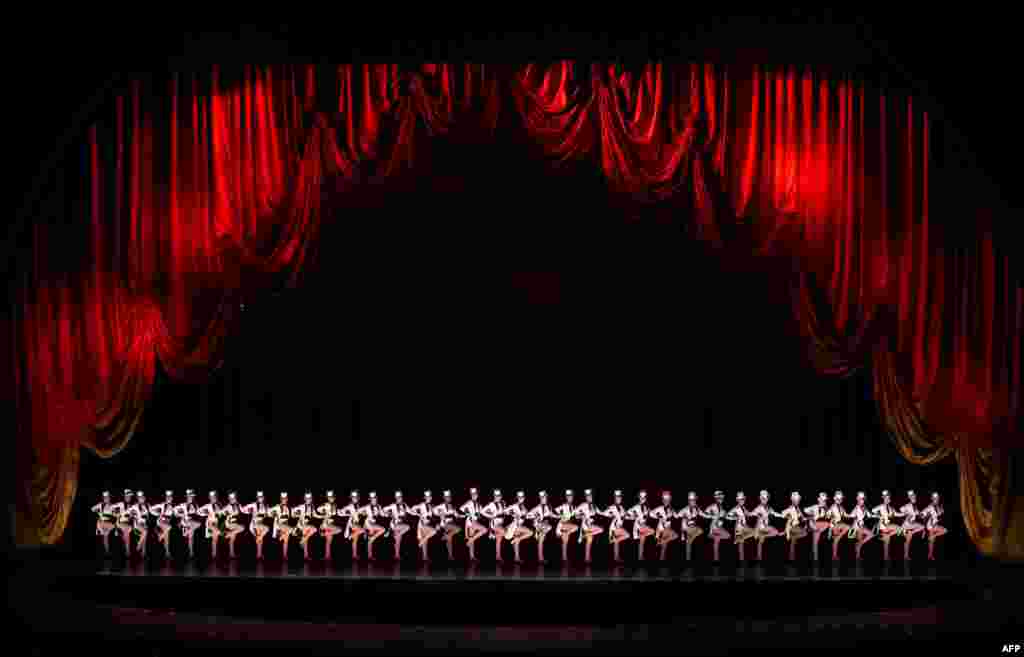 火箭女郎舞蹈团在纽约无线电城音乐厅表演（2016年7月）