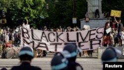 Manifestantes de "Black Lives Matter" protestan contra la violencia policial en Brooklyn, Nueva York, el 7 de junio de 2020.