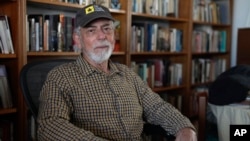 El periodista Gustavo Gorriti posa para un retrato en su casa en Lima, Perú, el viernes 26 de abril de 2024. Gorriti, de 75 años, es uno de los periodistas más reconocidos de América Latina con más de cuatro décadas de periodismo de investigación.