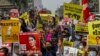 Demonstran memprotes junta militer Myanmar atas penangkapan Aung San Suu Kyi di Mandalay, Myanmar, 18 Februari 2021. (Foto: AP)