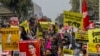 Demonstran memprotes junta militer Myanmar di Mandalay, Myanmar, 18 Februari 2021. (Foto: AP)