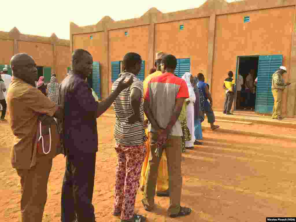 Voters wait to cast their ballots during elections in Niamey, Niger, Feb 21, 2016.