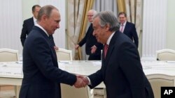 Presiden Rusia, Vladimir Putin, kiri, berjabat tangan dengan Sekretaris Jendral PBB yang saat itu baru terpilih, Antonio Guterres dalam pertemuan di Kremlin, Moskow, Kamis, 24 November 2016 (foto: Sergei Chirikov/Pool Photo via AP)