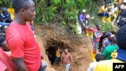 Bato bazali koluka nzoto ya batimoli ekundamaki na mine ya wolo na Kamituga, na Sud-Kivu. 12 september 2020.