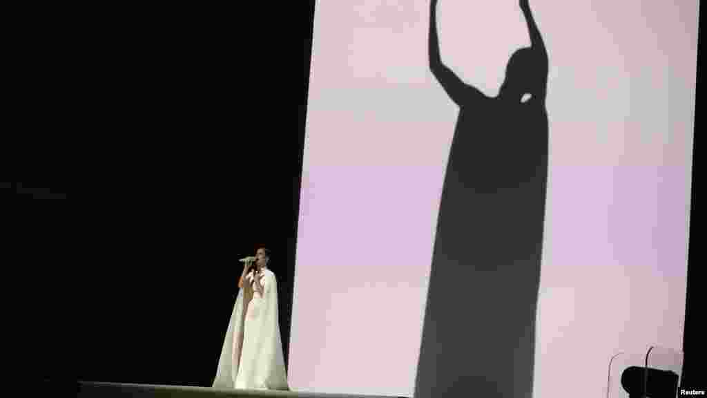 Katy Perry canta "By The Grace of God" .