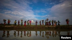 နယ်စပ်ဖြတ်ကျော်ပြီး အိမ်နီးချင်း ဘင်္ဂလားဒေ့ရှ်နိုင်ငံဘက် ထွက်ပြေးလာကြတဲ့ ရိုဟင်ဂျာဒုက္ခသည်များ (နိုဝင်ဘာ၊ ၀၂၊ ၂၀၁၇)