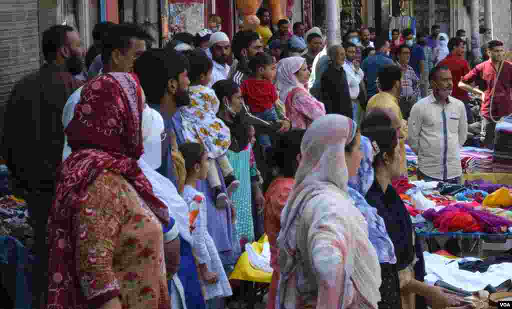 مذہبی تہوار 'جنماشٹمی' کے موقع پر خواتین اور مردوں کی بڑی تعداد موجود ہے۔