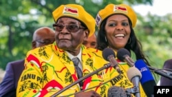Presiden Zimbabwe Robert Mugabe (kiri), di kantor pusat partainya di Harare, 8 November 2017. (Foto: dok). 