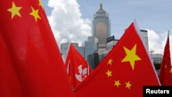 中國國旗與香港旗幟。