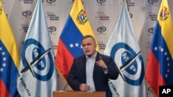 El fiscal general de Venezuela, Tarek William Saab, realiza una conferencia de prensa sobre casos de corrupción con la empresa petrolera estatal, PDVSA, en Caracas, Venezuela, el sábado 25 de marzo de 2023. (Foto AP/Matías Delacroix)