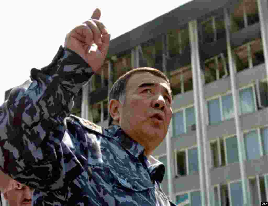 O'zbekistonning o'sha paytdagi Ichki ishlar vaziri Zokir Almatov, Andijon, 18-may 2005