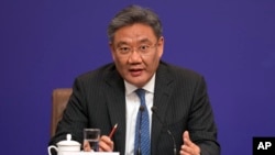 Menteri Perdagangan China Wang Wentao berbicara dalam konferensi pers di Beijing, pada 6 Maret 2024. (Foto: AP/Ng Han Guan)