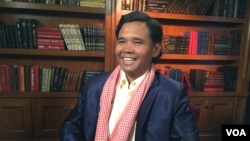 រូបឯកសារ៖​ លោក អ៊ូច ឡេង ប្រធាន​អង្គការ​ក្រុម​កិច្ចការពិសេស​សិទ្ធិមនុស្ស​កម្ពុជា និង​ជា​ជ័យ​លាភី​ពានរង្វាន់​វីរជន​បរិស្ថាន Goldman Environmental Prize ប្រចាំ​ឆ្នាំ​២០១៦ ផ្តល់​បទសម្ភាសន៍ដល់ VOA ក្នុង​បន្ទប់​ផ្សាយ​របស់​ VOA ក្នុង​​រដ្ឋធានី វ៉ាស៊ីនតោន ថ្ងៃ​ទី​២២ ខែ​មេសា ឆ្នាំ២០១៦។ 