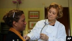 Un estudio en Gran Bretaña analizó los riesgos
de futuros problemas cardíacos en personas que se quejaron a sus médicos de dolor de pecho por primera vez, pero la causa no fue determinada.