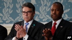 Rick Perry, y Ben Carson en el Capitolio el 28 de febrero de 2017, antes del discurso del presidente Donald Trump al pleno del Congreso.