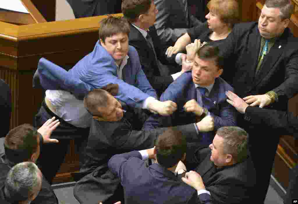 Para anggota parlemen dari partai komunis terlibat perkelahian dengan partai sayap kanan 'Svoboda' di gedung parlemen Ukraina di ibukota Kyiv.