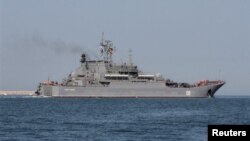 Entre los buques rusos habría dos barcos de asalto, un petrolero y un navío de escolta, según Interfax.