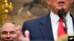 El administrador de la EPA Scott Pruitt observa al presidente Donald Trump hablar antes de firmar la orden ejecutiva de Aguas de los Estados Unidos, el 28 de febrero de 2017, en la sala Roosevelt de la Casa Blanca.