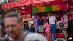 Clientes compran productos en una tienda de comestibles en Quinta Crespo, Caracas, el 9 de agosto de 2023.