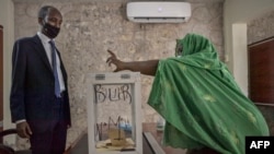 Une femme vote à Djibouti, le 9 avril 2021.