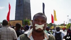 Participando no Angola Fala Só, dirigente do Bloco Democrático considera recurso a gangs encapuzados método "neo-nazi" de intimidação (foto de arquivo)
