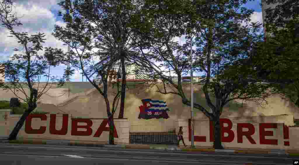 Mensagem "Cuba livre" numa parede junto à sede do partido comunista cubano, Havana, Cuba, 27 Nov 2016 