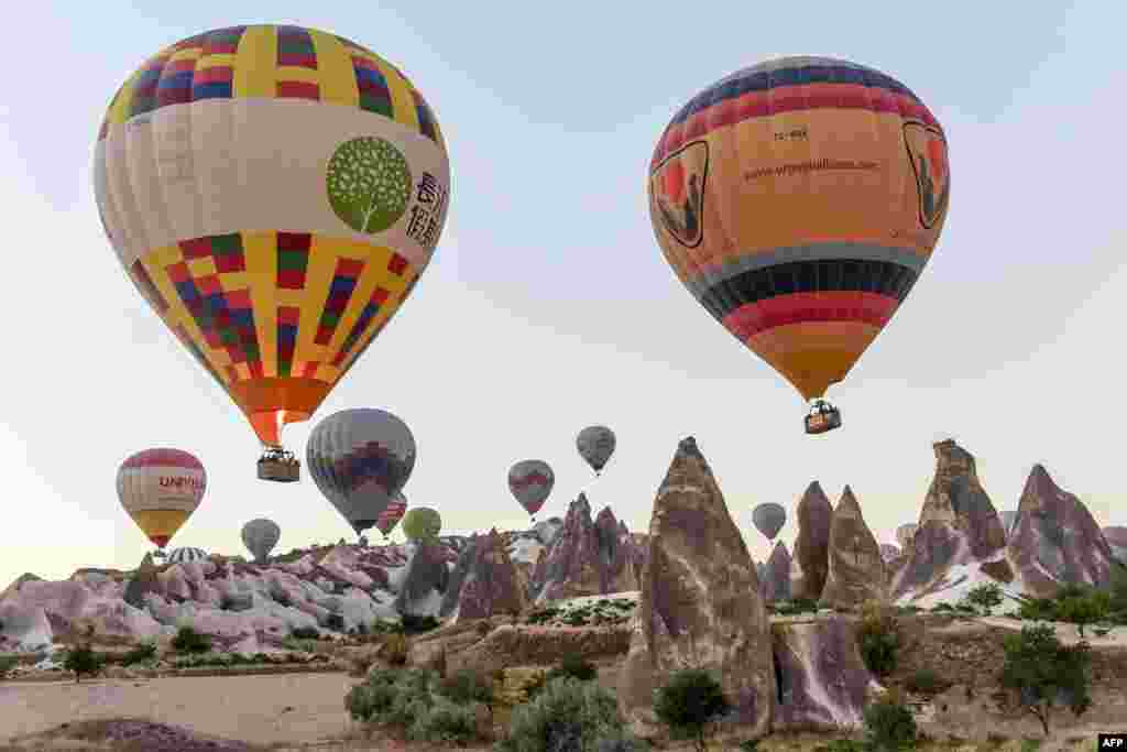 បាឡុងជាច្រើនហោះលើទីក្រុង Nevsehir ក្នុងតំបន់ប្រវត្តិសាស្រ្ត Cappadocia នៃប្រទេសតួកគី។