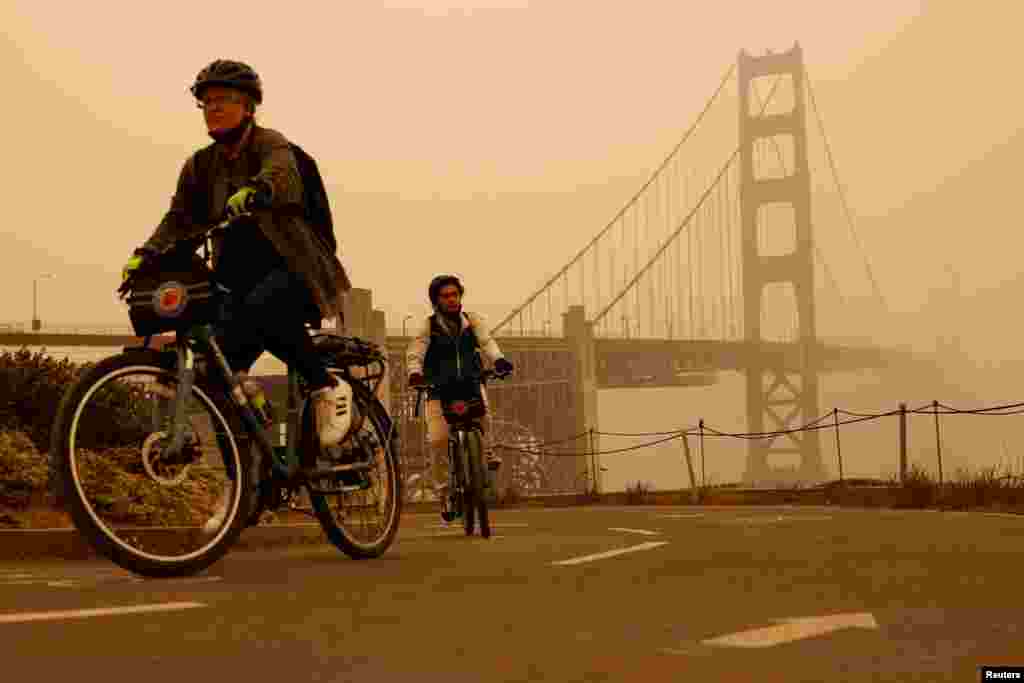 California'da etkili olan yangınların ardından San Francisco kentindeki Golden Gate Köprüsü, 8 Eylül 2020.