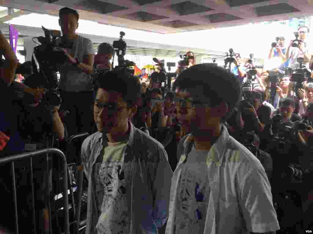 香港上诉庭的对学民思潮前召集人黄之锋、学联前秘书长周永康及前常委罗冠聪改判裁定,引发泛民的广泛不满。数百名支持者在高等法院内外高喊口号声援三人。