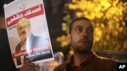 Les militants protestent contre l'assassinat du journaliste saoudien Jamal Khashoggi lors d'une veillée nocturne devant le consulat d'Arabie Saoudite à Istanbul, le 25 octobre 2018.